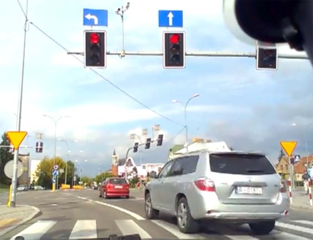 Kierowca tego suva wjechał na skrzyżowanie na pełnym czerwonym świetle