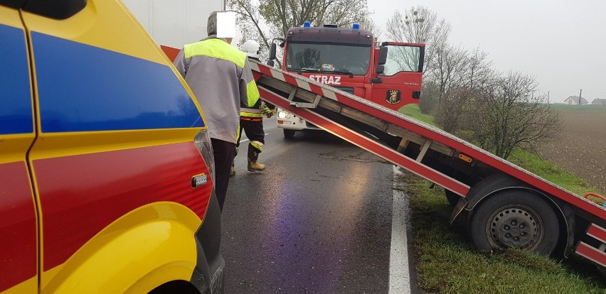 Wypadek w powiecie golubsko-dobrzyńskim. Laweta przewożąca osobówkę wypadła z drogi [zdjęcia]
