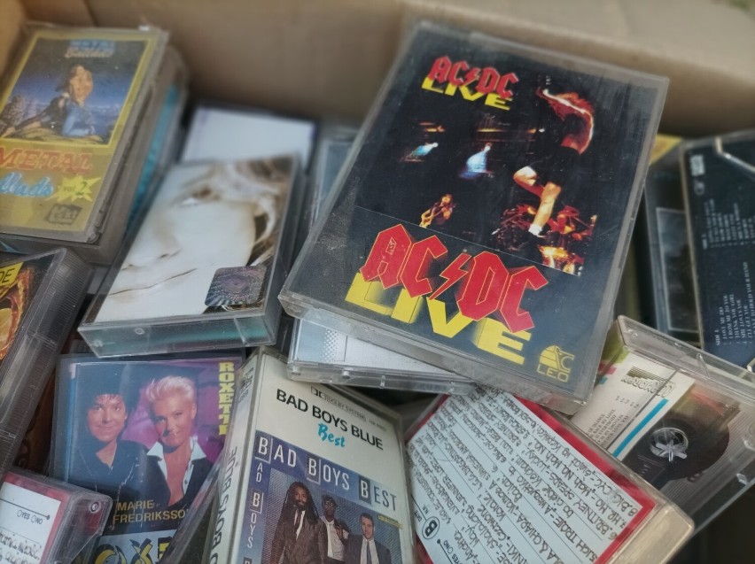 w latach 70. i 80. kasety zyskały na popularności, stając...