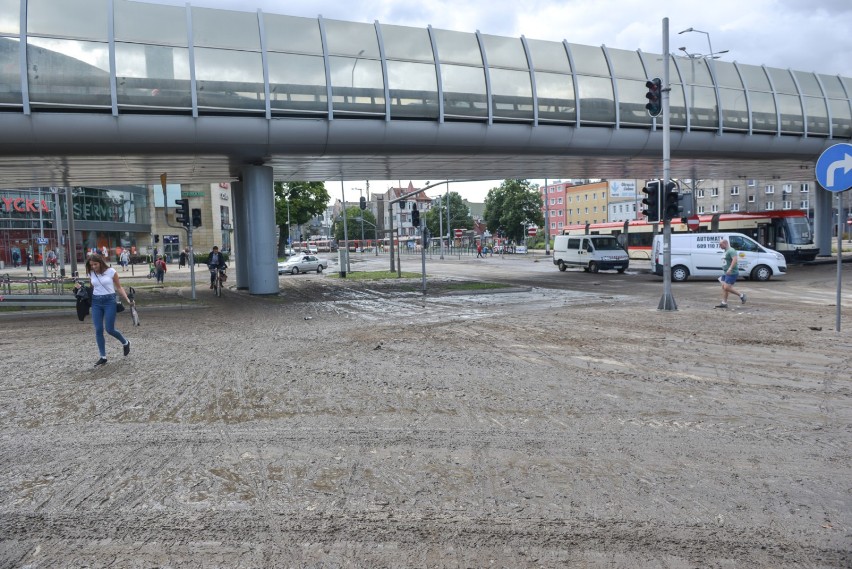 Gdańsk po ulewie. Korki, zalane ulice, stęchlizna w Galerii Bałtyckiej [ZDJĘCIA]