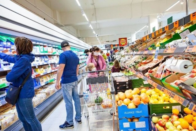 Po lipcowej obniżce podatku VAT za wiele produktów naprawdę płacimy mniej. Nareszcie mamy więc dobre informacje dotyczące cen. W skali roku możemy zaoszczędzić nawet kilkaset złotych! 

Które produkty naprawdę potaniamy w związku z obniżką VAT? Ile konkretnie potaniały? Sprawdziliśmy ceny w Biedronce, Lidlu, Kauflandzie, Netto i Żabce. Podajemy je na następnych stronach.