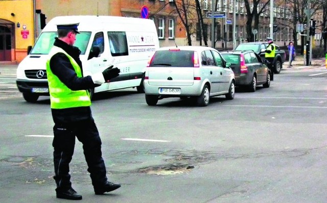 Policjant musi uważać, żeby pracując... nie zwichnął nogi