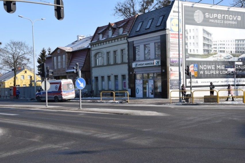 Pruszcz Gdański:  Nie dostosował się do sygnalizacji - kolizja drogowa na skrzyżowaniu w centrum miasta [ZDJĘCIA]