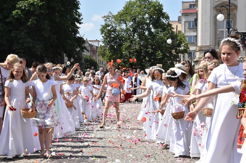 Procesja Bożego Ciała idzie ulicami Legnicy