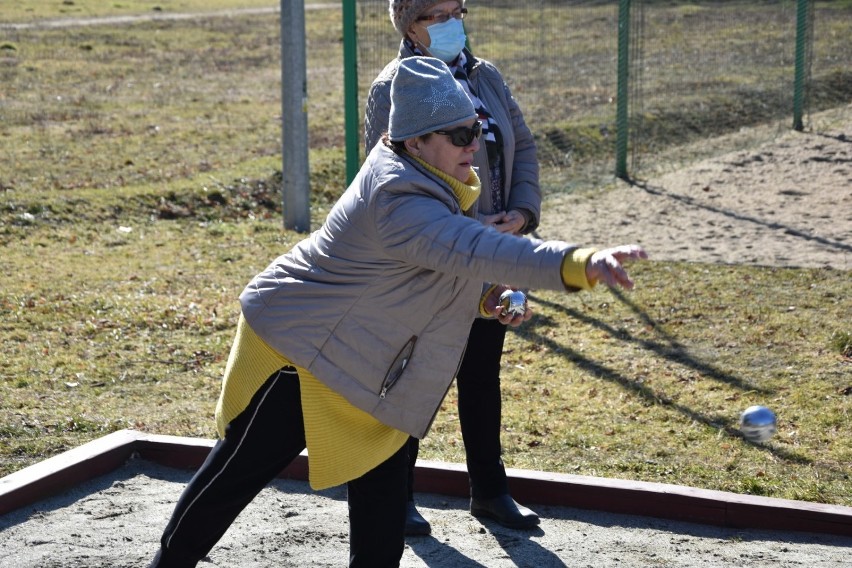 Nowy Tomyśl. Seniorzy zagrali w boule w Parku Feliksa. Ruszył nowy projekt Ośrodka Sportu i Rekreacji aktywizujący seniorów