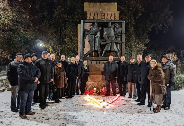 Uczestnicy wydarzenia przy pomniku na ul. Kościuszki w Żninie