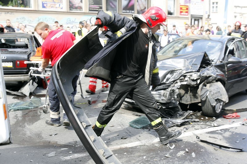 Legnica: Groźny wypadek na ul. Piastowskiej (ZDJĘCIA)