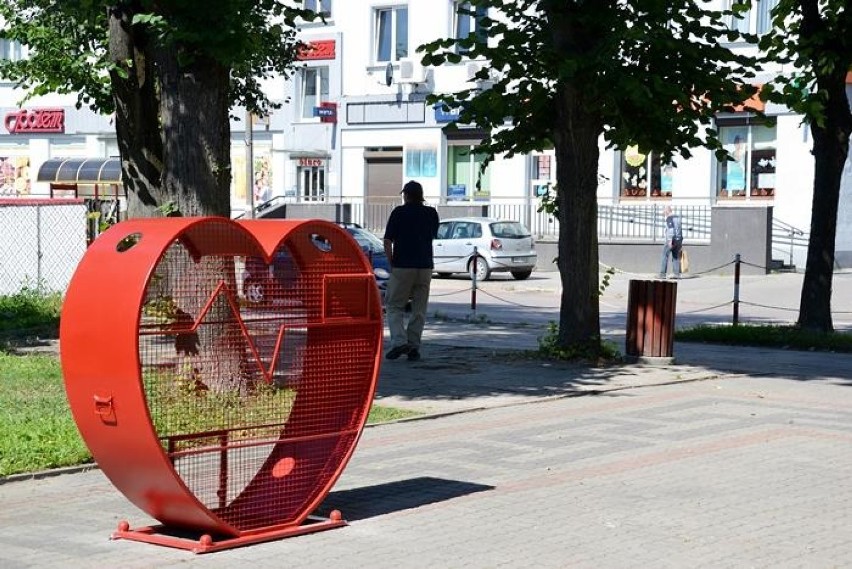 Bielsk Podlaski: W centrum miasta stanęło ogromne serce na nakrętki (zdjęcia) 