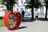 Bielsk Podlaski: W centrum miasta stanęło ogromne serce na nakrętki (zdjęcia) 