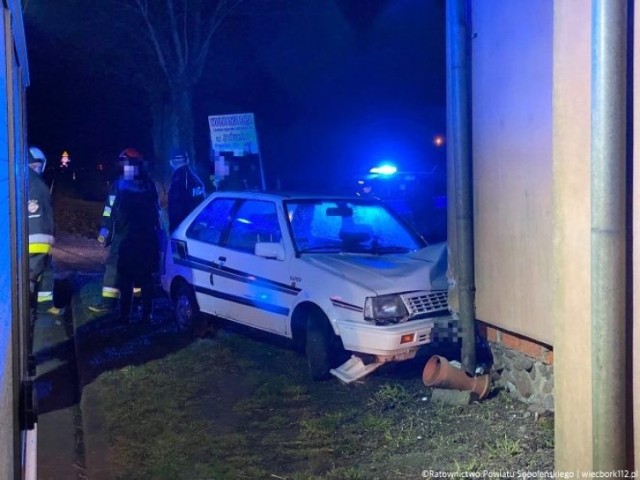 Przy DK 25 w Płociczu w gm. Kamień Krajeński nissan uderzył w dom. Poszkodowana został pasażerka pojazdu. Konstrukcja budynku nie została naruszona