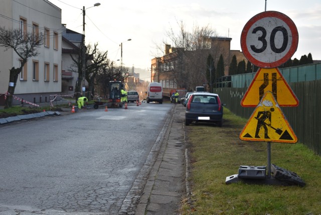 Obok wymiany krawężników, ulica też doczeka się też nowej nawierzchni. Inwestycja ma być realizowana etapowo. Na razie dla kierowców występują niewielkie utrudnienia w ruchu