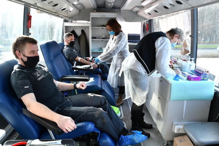 Funkcjonariusze z aresztu śledczego w Krakowie pokonali koronawirusa. Teraz oddają osocze 