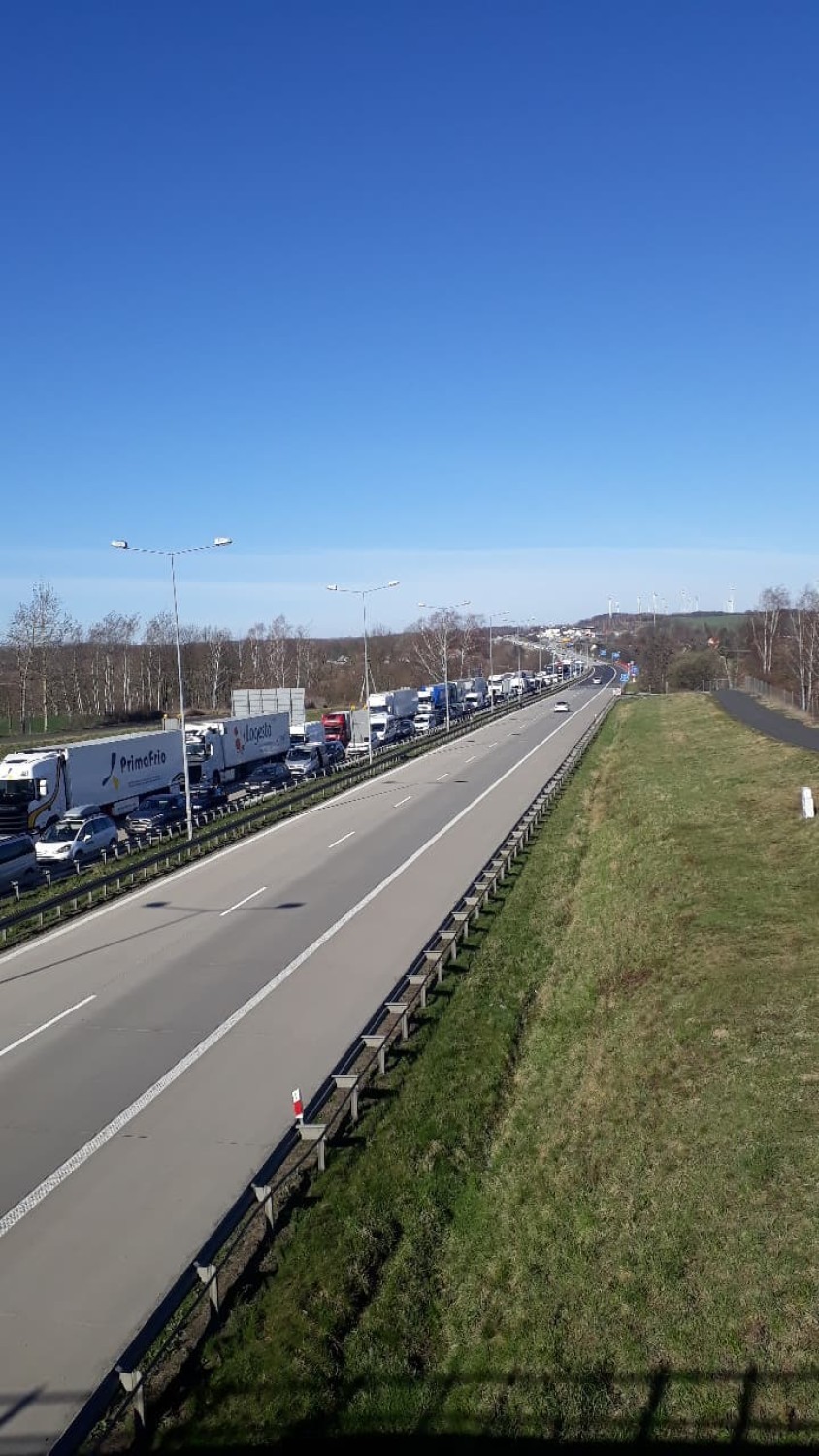 7 godzin- tyle czeka się obecnie na wjazd do Polski na autostradzie A4  [ZDJĘCIA/FILM]