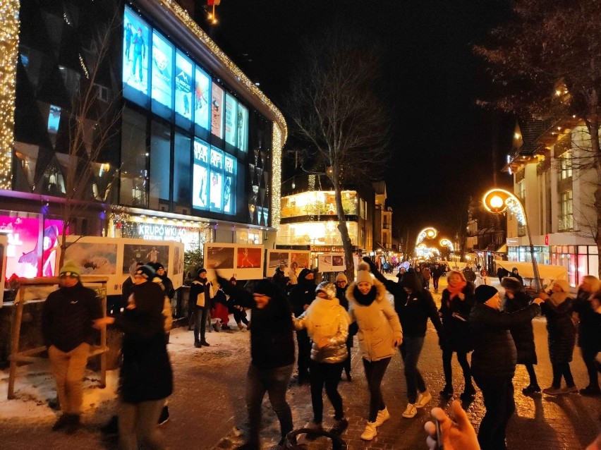 Zakopane. Na Krupówkach wybrzmiały "Hej Sokoły" i "Miłość w Zakopanem". Ludzie tańczą i śpiewają. Jest jednak spokojnie [WIDEO, ZDJĘCIA]