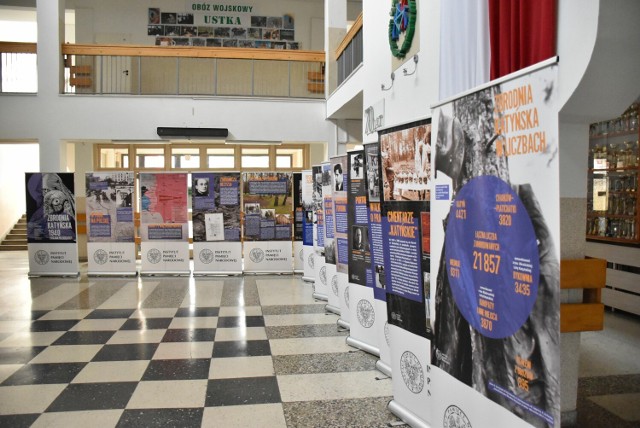 Uczniowie Zespołu Szkół Technicznych w Malborku z wystawy w holu szkoły mogą poznać najważniejsze fakty dotyczące zbrodni katyńskiej.