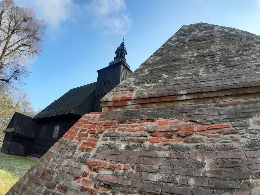 XVIII-wieczna piramida, grobowiec rodu von Ebenów, znajduje...