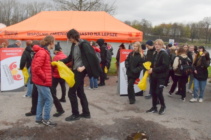 Polsko-ukraińskie sprzątanie wokół zalewu w Kielcach. Ukraińcy tak chcieli się odwdzięczyć Polakom. Zobaczcie zdjęcia i film