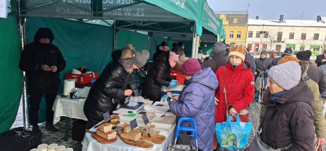 Na pl. Kościuszki można kupić wiele naturalnych produktów - chleby, sery, soki, wędliny, przetwory warzywne i wiele innych