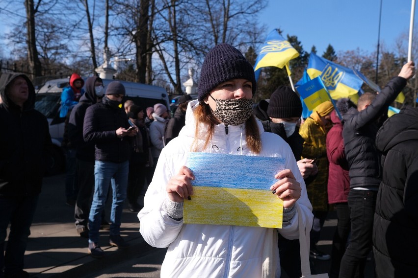 Kolejny dzień protestów przed ambasadą Rosji w Warszawie. "Nie zgadzamy się na wojnę"