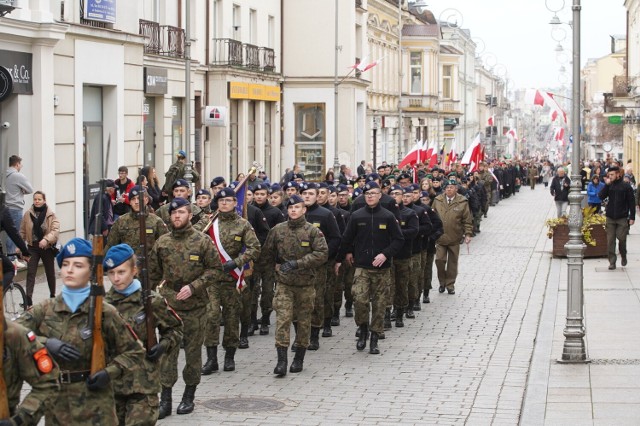 W ramach obchodów Narodowego Święta Niepodległości w Kielcach odbył się marsz przed pomnik marszałka Józefa Piłsudskiego na Placu Wolności. Ludzie przeszli między innymi ulicami Małą, Sienkiewicza i Hipoteczną. Szczegóły zobaczysz na zdjęciach >>>