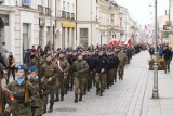 Narodowe Święto Niepodległości 2022. Marsz przed pomnik Marszałka Józefa Piłsudskiego na Placu Wolności w Kielcach. Zobacz zdjęcia