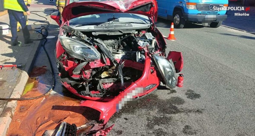 Wypadek w Łaziskach Górnych. Pijany kierowca wbił się osobówką w busa - zobacz zdjęcia
