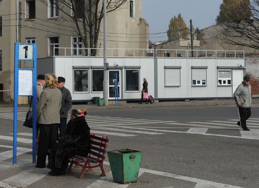 Z placu przy ul. Węglowej odjeżdżają między innymi autobusy...