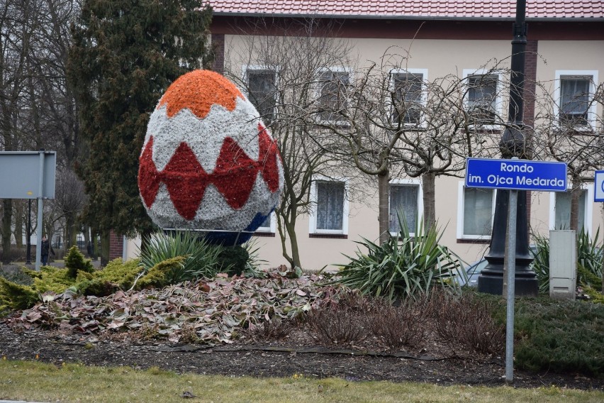 Wielkanocne jaja w centrum Nowej Soli. A wejścia do urzędu...