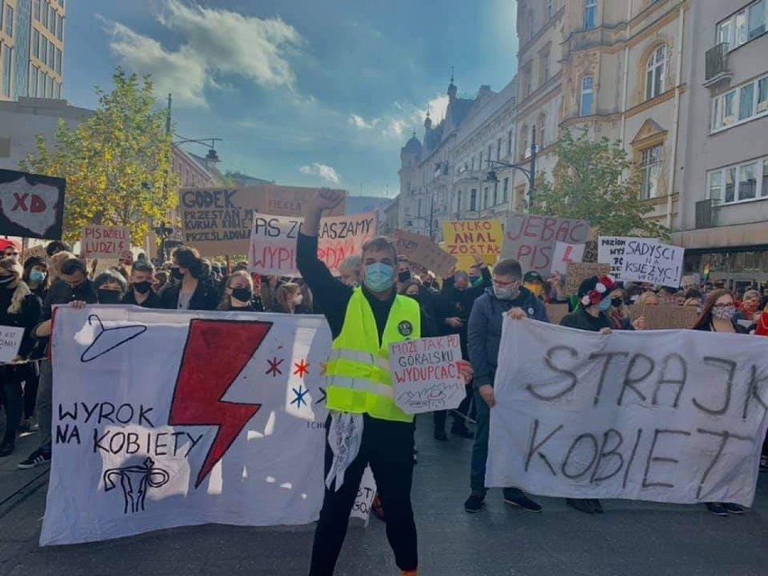 Protest kobiet. Mieszkańcy Wielunia dołączyli do strajkujących w Warszawie i Łodzi ZDJĘCIA, FILM