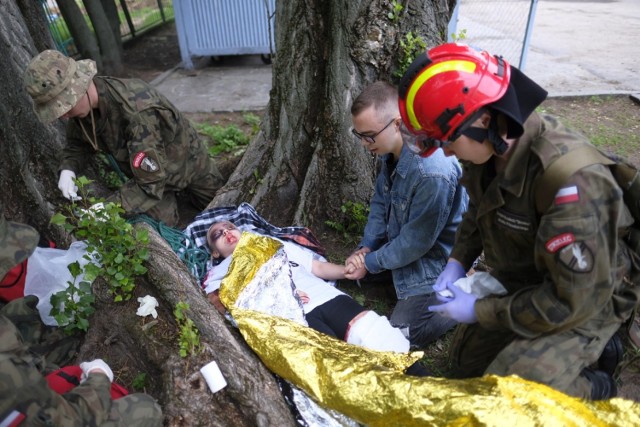 W czwartek, 23 maja, służby ratownicze działały w IX LO w Toruniu. Co się tam stało?

Czytaj więcej na kolejnych stronach >>>>