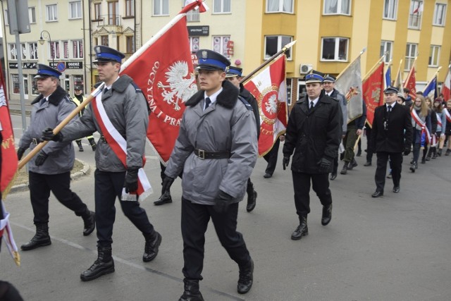 Część główna uroczystości związanych ze 101. rocznicą odzyskania przez Polskę niepodległości skoncentrowała się na Placu 3 Maja. Po okolicznościowych przemówieniach i występie zespołu wokalnego "Kulturki" delegacje samorządów, służb mundurowych i jednostek pozarządowych złożyły pod pomnikiem kwiaty i wieńce. Następnie mieszkańcy i goście w asyście orkiestry dętej OSP z Aleksandrowa Kujawskiego udali się do kościoła p.w. Przemienienia Pańskiego na mszę w intencji Ojczyzny.