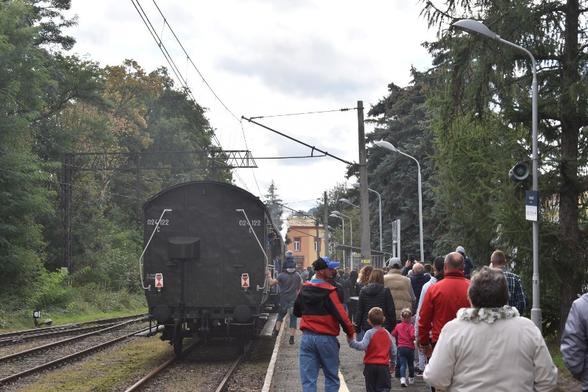 Pociąg retro ze skansenu w Chabówce wjechał do Gorlic,...