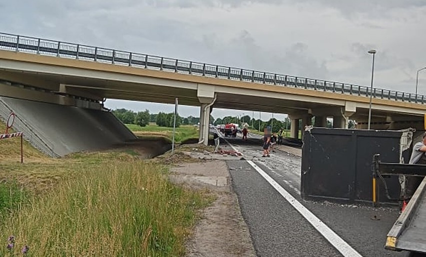 Uderzył dźwigiem samochodowym w wiadukt na drodze pod Stargardem. Na jezdnię spadł betonowy zbiornik 