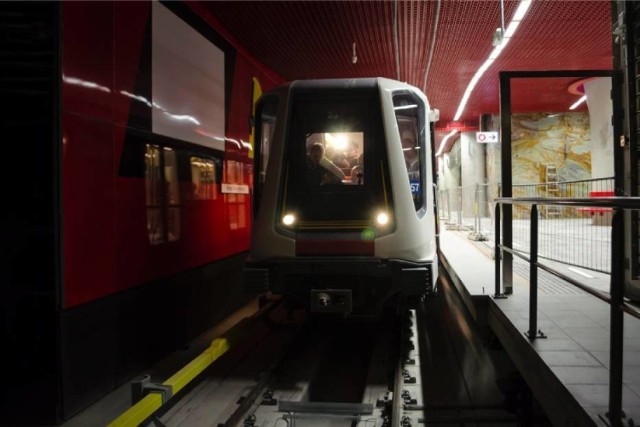 Metro na piątkę. Warszawiacy ocenili podziemną kolej. Poznaliśmy też statystycznego pasażera!