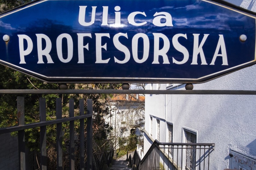 Ulica Profesorska znajduje się na skarpie wiślanej na Solcu...