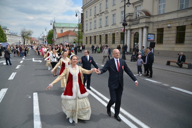 3 majaPolonez dla Lublina wyruszy sprzed ratusza po godz. 13. Jego uczestnicy przemierzą deptak przy dźwiękach znanych z poprzednich lat, sprawdzonych już utworów: „Król Władysław Jagiełło” F. Dzierżanowskiego, „Wiarusy” M. Falli oraz „W starym zamku” A. Morzykowskiego i dotrą do placu Litewskiego. A tam wszystkie uczestniczące w korowodzie zespoły wystąpią w koncercie polskich pieśni i tańców narodowych.