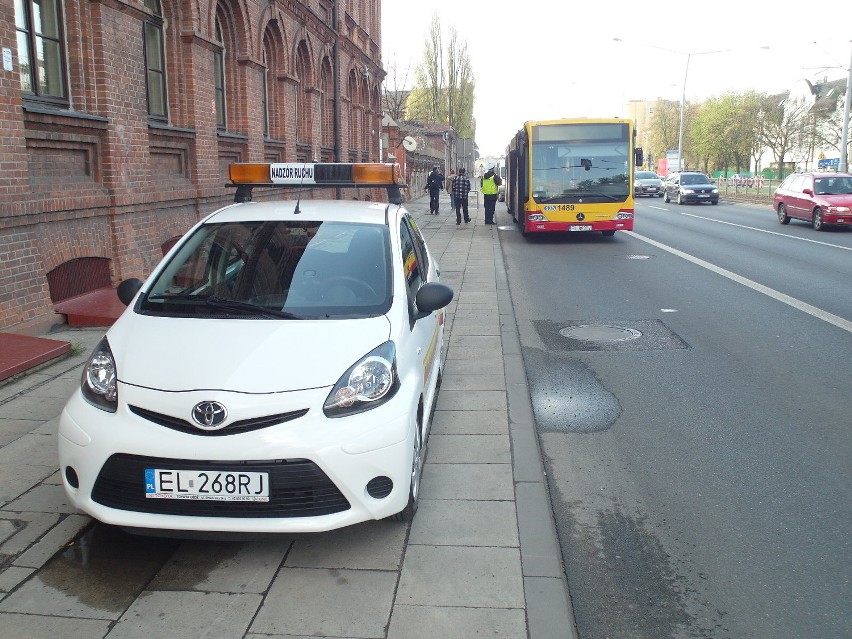 Wypadek na Kopcińskiego w Łodzi. Tir zderzył się z autobusem [ZDJĘCIA]