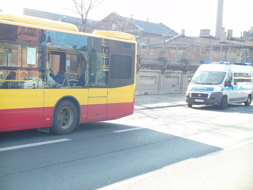 Wypadek na Kopcińskiego w Łodzi. Tir zderzył się z autobusem [ZDJĘCIA]