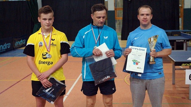 Najlepsi singliści turnieju tenisa stołowego. Od lewej: Zbigniew Główczewski, Sławomir Januszewski i Adam Wasilewski