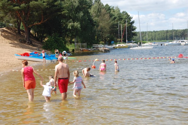 Pogoda nie do końca sprzyja wypoczynkowi nad wodą, ale nawet w pochmurne dni w Pieczyskach sporo gości. Popularność kurortu nie dziwi. To od lat jedno z niewielu kąpielisk w regionie, gdzie można plażować i kąpać się pod okiem ratowników bez żadnych opłat.  Płacimy jedynie za skorzystanie z toalety i wypożyczenie sprzętu wodnego. Były plany pobierania  w sezonie opłat za parkowane aut w pobliżu plaży, ale ostatecznie samorząd wycofał się z tego projektu. Planuje za to inwestycje, które sprawić mają, że Pieczyska staną się jeszcze bardziej atrakcyjne dla turystów. Powstał plan  zagospodarowania plaży w Pieczyskach i budowy zaplecza turystycznego z prawdziwego zdarzenia. Na plaży ma powstać  m.in.  zjeżdżalnia wodna dla dzieci oraz plac zabaw. A dla osób aktywnych - boiska do piłki nożnej i siatkówki z trybunami i urządzenia do fitness. Pierwsze prace rozpocząć się mają  już tej jesieni. 


INFO Z POLSKI 13.07.2017 - przegląd najciekawszych informacji ostatnich dni w kraju

