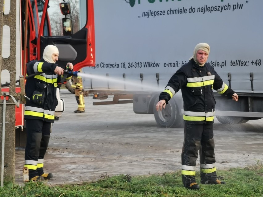 Pożar w zakładzie przetwórstwa chmielu w Kępie Choteckiej. Akcja gaśnicza trwała niemal cały dzień. Zobacz zdjęcia