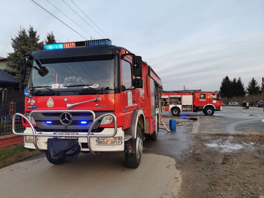 Pożar w zakładzie przetwórstwa chmielu w Kępie Choteckiej. Akcja gaśnicza trwała niemal cały dzień. Zobacz zdjęcia