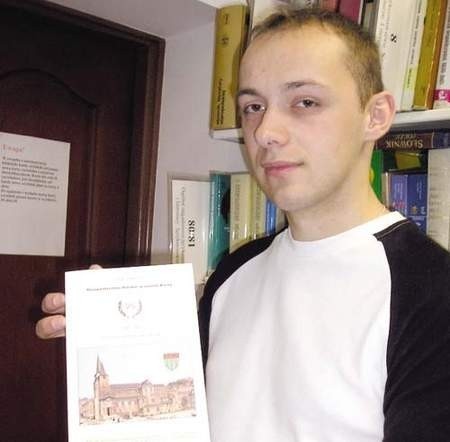 Książkę ks. Pielorza prezentuje bibliotekarz Grzegorz Komandera. Fot. Barbara Magdziorz