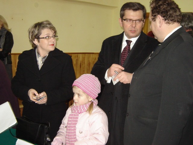 Jarosław Urbaniak (drugi od prawej) zdobył najwięcej głosów, ale i tak czeka go druga tura, w której zmierzy się z Włodzimierzem Jędrzejakiem