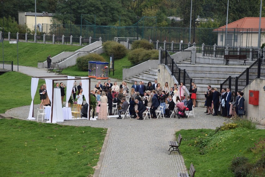 Konin. Pobrali się na Bulwarze Nadwarciańskim. To pierwsza taki ślub za kadencji prezydenta Korytkowskiego [ZDJĘCIA]