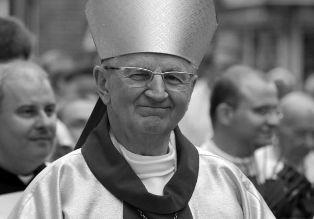 Jan Wieczorek (1935-2023) to emerytowany biskup gliwicki i były biskup pomocniczy opolski.