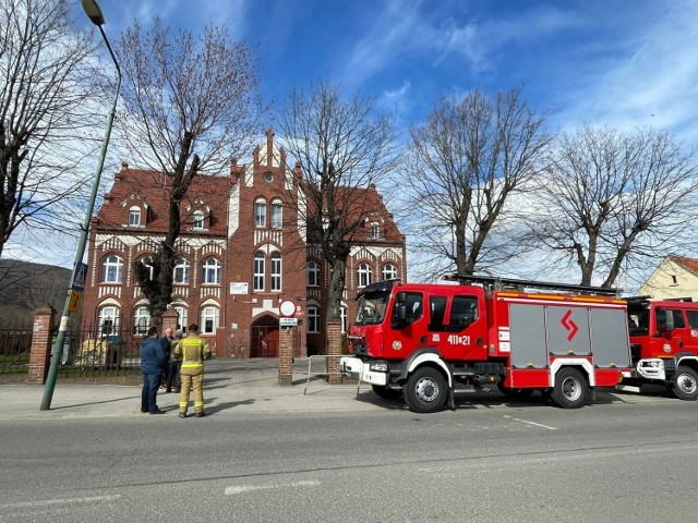W czwartek (23 marca) w Bielawie na Dolnym Śląsku została ewakuowana szkoła podstawowa. Miało to związek z unoszącym się podejrzanym zapachem. Interweniowała grupa chemiczna z Wrocławia.