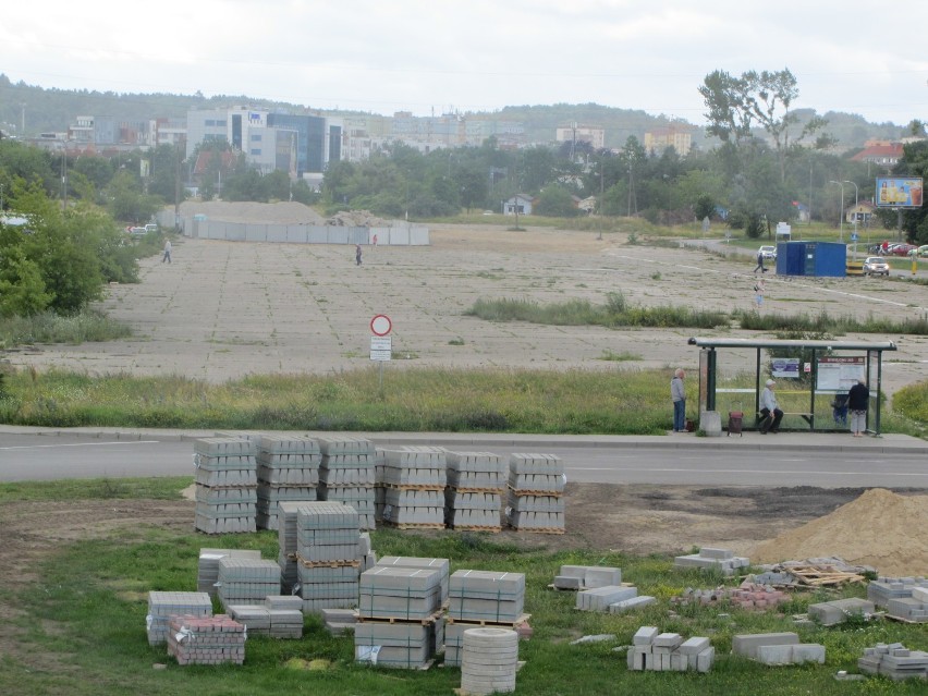 Plan postawienia budynków na terenie pasa startowego na...