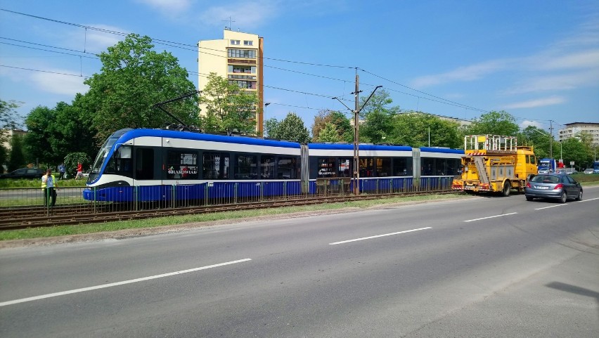 Kraków. Wykolejenie krakowiaka na Alei Andresa przed Rondem Kocmyrzowskim [ZDJĘCIA]