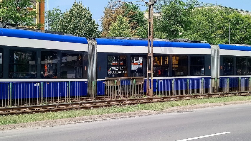 Kraków. Wykolejenie krakowiaka na Alei Andresa przed Rondem Kocmyrzowskim [ZDJĘCIA]